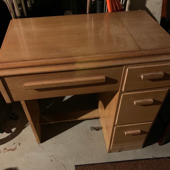 Sewing Machine - Picture 2 of 6